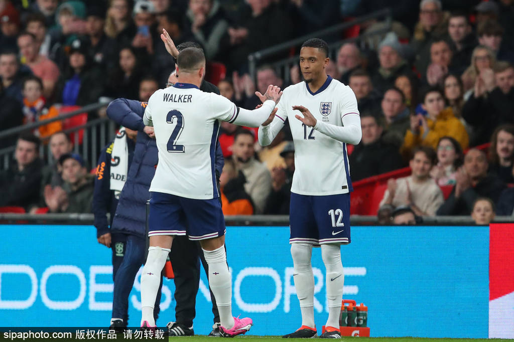 包含兹沃勒队实力平平，多次前场抓住机会的词条