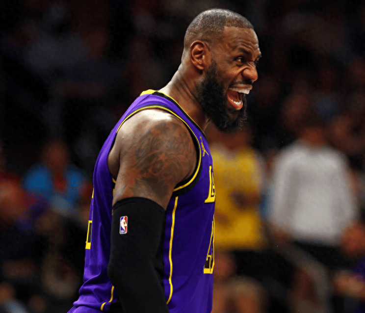 詹姆斯回归赛场，回归赛场首场状态亮眼，切尔西观众沸腾！